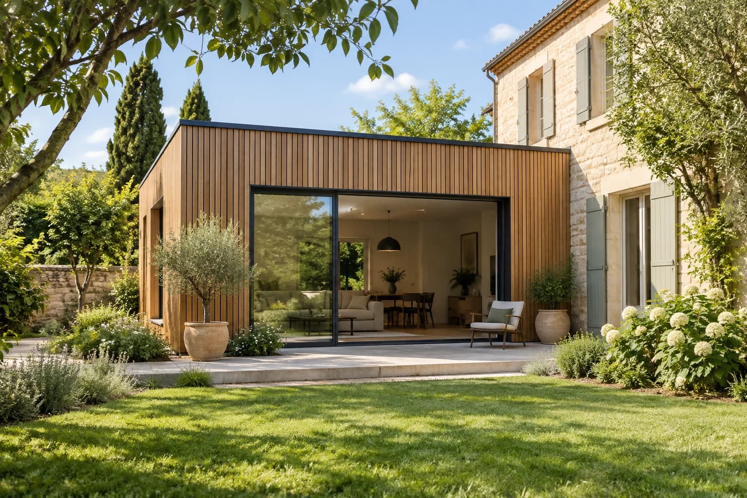 Extension contemporaine en bois dans un jardin.
